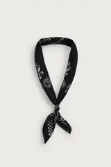 Bandana de algodón color verde oscuro con estampado gráfico y geométrico en blanco.