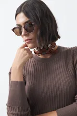 Sweater de tejido tipo rib, color negro, con cuello redondo y mangas largas. Presenta una textura acanalada y un ajuste al cuerpo.