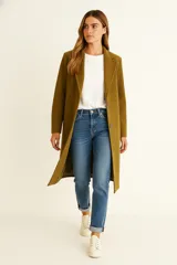 Tapado de corte recto y largo midi, con solapas clásicas, cierre frontal de dos botones y bolsillos laterales. Diseño minimalista de manga larga.