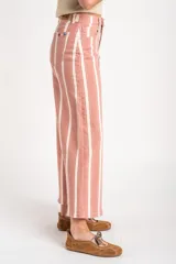 Jean wide leg de tiro alto con diseño de rayas verticales en tonos rosado y blanco, con bolsillos laterales y traseros, y cierre frontal con botón y cremallera.