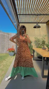 Vestido largo de fibrana con estampado animal print y volado en el ruedo.