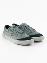 Zapatilla de lona azul marino con lavado especial estilo vintage, puntera de ante y logotipo bordado en rojo en el lateral.