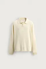 Polo de punto regular fit de color beige, tejido en hilatura con mezcla de cáñamo y algodón. Cuenta con cuello solapa con abertura frontal, manga larga y acabados en rib.