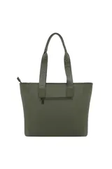 Cartera tipo tote de color beige con correas de hombro personalizadas con el logo de la marca. Presenta un bolsillo frontal con cierre y un aplique metálico en forma de labios.