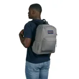 Mochila JanSport Cross Town color gris grafito con logo bordado. Tiene un compartimento principal grande, bolsillo frontal con organizador interno, bolsillo lateral para botella de agua, panel trasero acolchado y correas de hombro acolchadas.