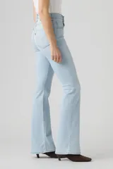 Jeans Levi's modelo 726 Hi Rise Flare, tiro alto y corte acampanado en tono celeste claro.