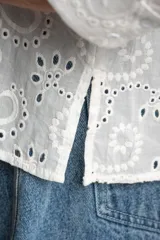 Camisa blanca de algodón con bordado calado tipo broderie, corte recto, cuello camisero y mangas 3/4.