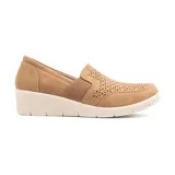 Zapato casual Korium Confort color tostado, con elásticos laterales y capellada con perforaciones.