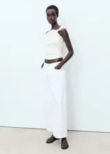 Top asimétrico de un solo hombro con diseño entallado y detalle de fruncido lateral.