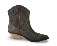Bota corta estilo texana color marrón, confeccionada en cuero, con bordados decorativos y cierre lateral. Interior forrado en cuero, plantilla anatómica y suela de goma con taco foliado de 3,5 cm.
