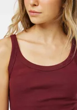 Musculosa blanca de ajuste slim, confeccionada en tejido de canalé con escote redondo y tirantes anchos.