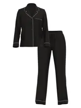 Pijama largo de modal negro, compuesto por una camisa de manga larga con botones frontales y ribetes blancos, y pantalón recto con cintura elástica y cordón ajustable.