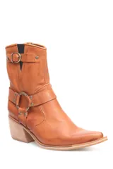 Bota texana de cuero color marrón, de media caña, con punta fina, taco de madera y detalles de hebillas y costuras.