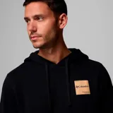 Buzo tipo canguro con capucha ajustable y bolsillo frontal, color negro, con parche cuadrado en el pecho que incluye el logo de la marca.