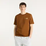 Remera marrón de manga corta de New Balance, con corte amplio y relajado, cuello redondo y gráfico pequeño de la marca en el pecho.