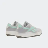 Championes Reebok ATR Chill color gris con detalles en verde agua y suela blanca con base marrón. Confeccionados en cuero sintético, ante y poliuretano.