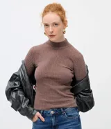 Blusa de chenille color marrón texturizada, con cuello alto y manga larga, de corte super slim.