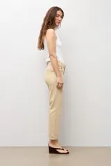 Pantalón recto estilo chino, de color beige, con bolsillos laterales y trabillas para cinturón.