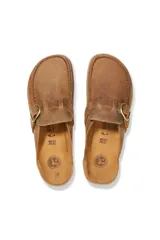 Zueco color marrón claro de cuero con hebilla dorada ajustable y suela de corcho.