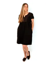 Vestido blanco de broderie con escote en V y mangas cortas.