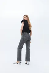 Pantalón de jean gris con efecto lavado, corte recto, tiro alto y bolsillos delanteros con alforza central.