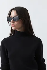 Polera de manga larga y cuello alto, confeccionada en tejido de punto fino, con un ajuste ceñido al cuerpo.