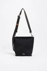 Bolso bandolera de tamaño pequeño en color verde oliva, confeccionado en poliamida con detalles en piel vacuna. Cuenta con asa larga regulable de tejido en color negro, cierre superior con cremallera y logo de la marca estampado en la parte frontal.