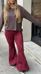 Pantalon oxford de tiro medio con cintura ancha, confeccionado en jersey térmico con efecto gastado en color bordó.