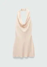 Vestido corto de satén color beige, con cuello drapeado, diseño recto y espalda descubierta.