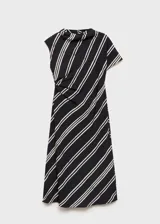 Vestido midi de diseño asimétrico con estampado de rayas verticales blancas sobre fondo negro. Presenta cuello perkins, mangas cortas y tejido fluido con acabado satinado.
