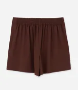 Short de vestir color marrón, con cintura elástica en la parte trasera, bolsillos laterales y cierre frontal oculto.