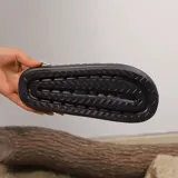 Chancletas tipo ojota de goma con diseño de animal print, suela antideslizante y ajuste cómodo.