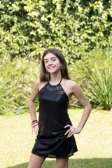 Vestido corto azul con escote halter y espalda descubierta. Presenta detalles de encaje negro en el escote y los laterales.