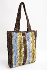 Bolso tipo shopper tejido de papel con diseño de rayas verticales en tonos marrón, celeste, verde oliva y beige. Cuenta con doble asa de hombro y detalle de etiqueta de marca en el frente.