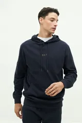 Canguro de felpa azul marino con textura, logo estampado en el pecho y capucha ajustable.