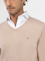 Jersey de cuello en pico para hombre, confeccionado en mezcla de algodón y cashmere. Presenta un diseño liso con logo bordado en el pecho y coderas de antelina a tono.
