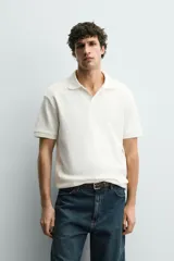 Polo regular fit color verde militar con textura acanalada vertical, cuello solapa con abertura frontal, manga corta y acabados en rib.