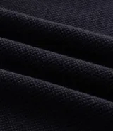 Suéter masculino de punto piqué con textura, cuello redondo y mangas largas. Presenta un diseño básico y versátil con un calce confortable.