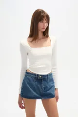 Remera manga larga color blanco, con ajuste al cuerpo y escote cuadrado.