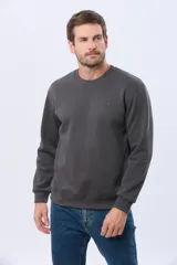 Buzo deportivo de cuello redondo con interior de micropolar y logo bordado al tono en el pecho.