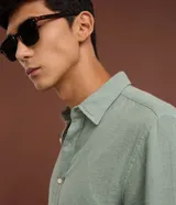 Camisa de manga larga para hombre de corte comfort, color verde, confeccionada en algodón con textura melange, cuello inglés y cierre frontal con botones.