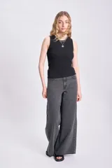 Musculosa de tejido rib color negro, con escote redondo y diseño ajustado al cuerpo.