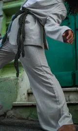 Pantalón de vestir de lino con hilo de lurex, color gris claro, de corte recto y tiro medio.