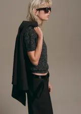 Jersey Moli de manga corta y tejido de punto jaspeado en tonos oscuros, con cuello perkins y diseño recto.