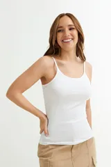 Musculosa blanca de algodón con tirantes finos.