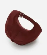 Gorra de sarga color bordó con ala curva y bordado frontal en blanco con la frase "C'est la vie". Posee ajuste trasero con hebilla.