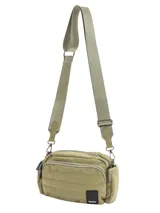 Bandolera Terrano de diseño compacto y funcional, confeccionada en tela de lona capitoneada color verde oliva. Cuenta con correa ajustable, múltiples compartimentos con cierre, bolsillos laterales y un bolsillo trasero para mayor organización.