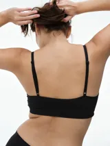 Top bralette seamless de microfibra, color blanco, con breteles finos ajustables y diseño sin relleno ni aros.