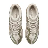 Championes New Balance modelo 1906R, con diseño inspirado en el running de los años 2000. Presenta una combinación de tonos beige, verde oliva y rosa viejo, con paneles de malla y material sintético. Incorpora tecnología N-ergy en la suela para absorción de impactos, entresuela ACTEVA LITE y amortiguación ABZORB SBS en el talón.