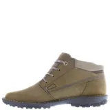 Botas de caña baja Caterpillar modelo Casual Convert, confeccionadas en cuero nobuck color beige arena. Presentan cierre con cordones, cuello acolchado y suela de goma robusta con costuras reforzadas.